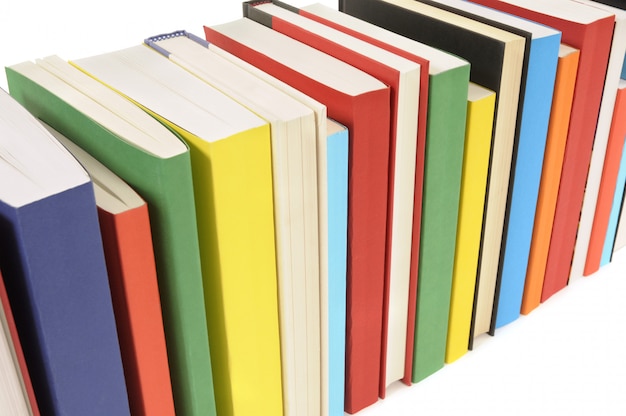 Photo gratuite rangée de livres colorés sur un fond blanc