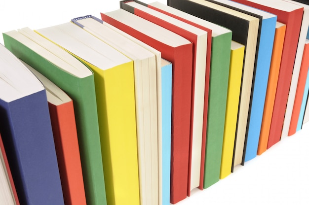 Rangée de livres colorés sur un fond blanc