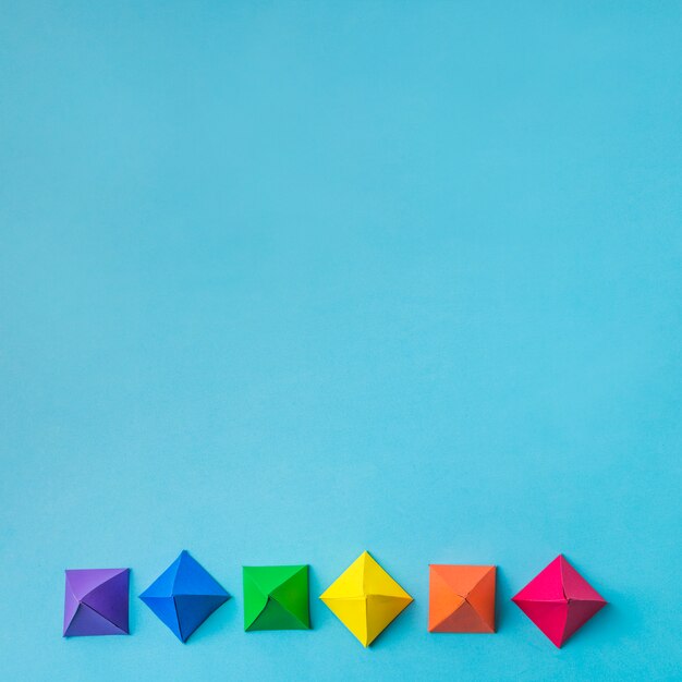 Rangée d&#39;origami en papier brillant