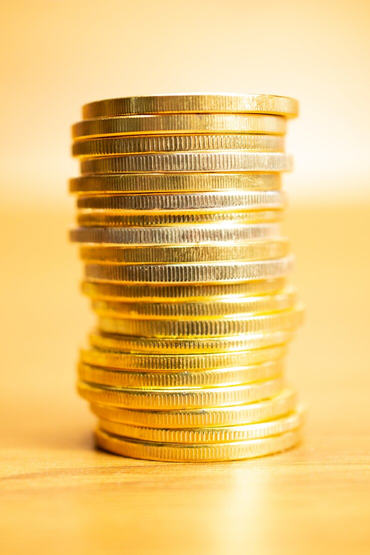 Photo gratuit rangée de pièces de monnaie sur table en bois, orientation verticale vue de face avec mise au point sélective
