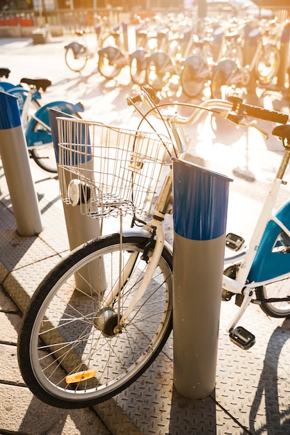 Rangée de vélos vintage garés à louer sur le trottoir