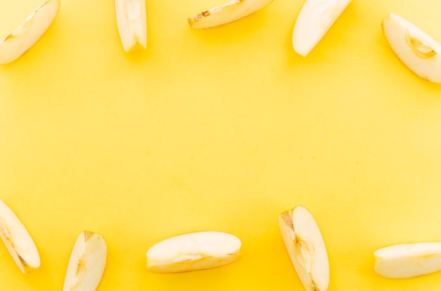 Rangées de morceaux de pomme sucrée