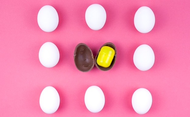 Rangées D'œufs De Poule Blanche Avec œuf En Chocolat Avec Surprise