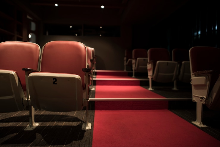 Photo gratuit rangées vides dans un cinéma