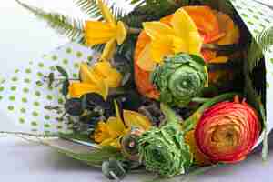 Photo gratuite ranunkulyus bouquet de fleurs rouges sur fond blanc