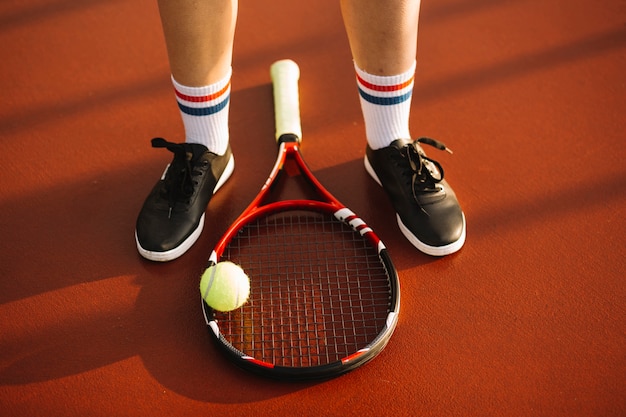 Photo gratuite raquette de tennis sur le terrain