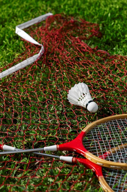 Photo gratuite raquettes de badminton et volant à l'extérieur