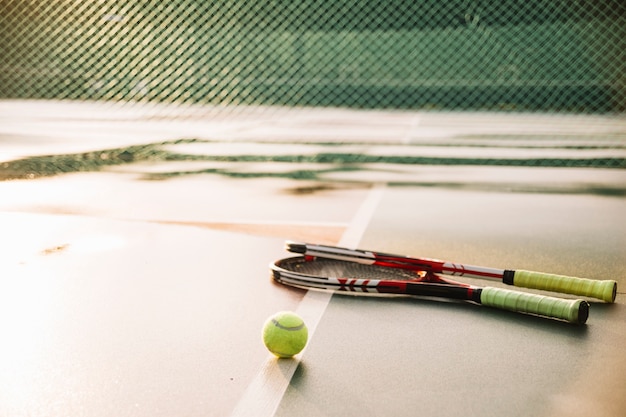 Photo gratuite raquettes de tennis et balle sur le terrain de tennis