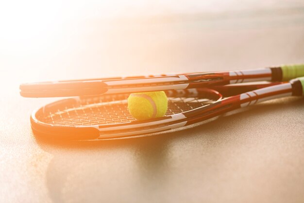 Raquettes de tennis avec une balle