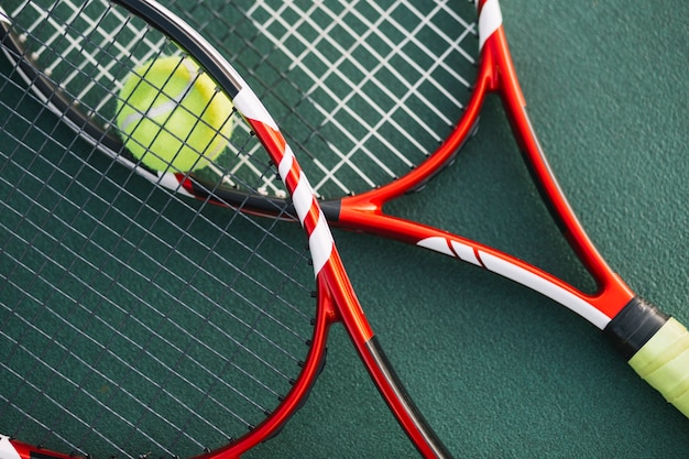 Photo gratuite raquettes de tennis sur le terrain