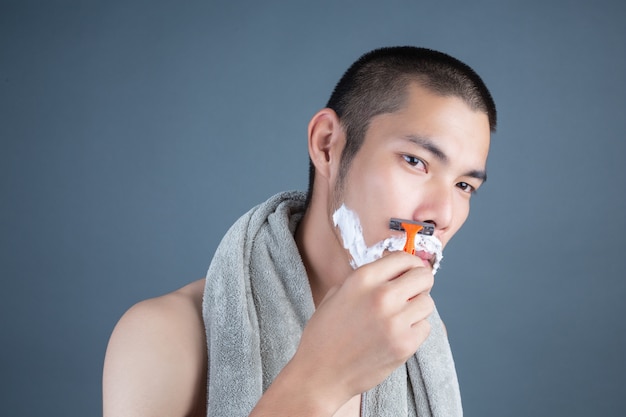 Rasage Beau Mec Rasé Sur Le Visage Sur Gris