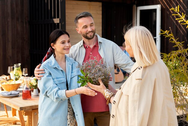 Rassemblement de famille de plan moyen avec des fleurs