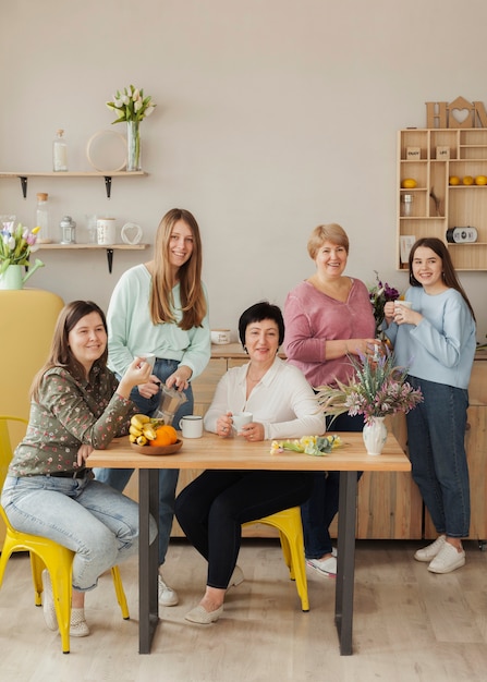 Photo gratuite rassemblement féminin féminin heureux ensemble