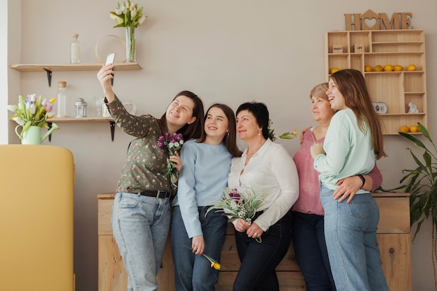 Rassemblement féminin prenant une photo