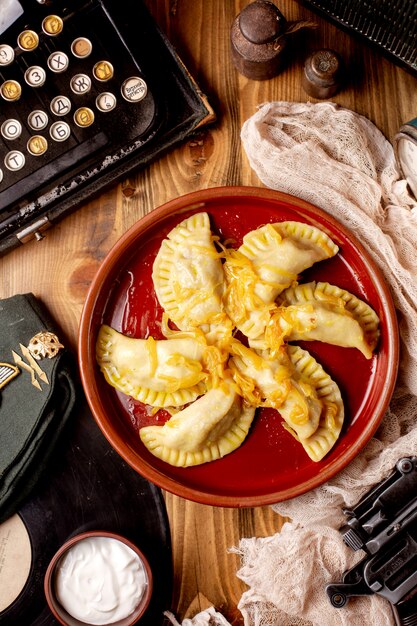 Raviolis aux oignons frits servis avec mayonnaise