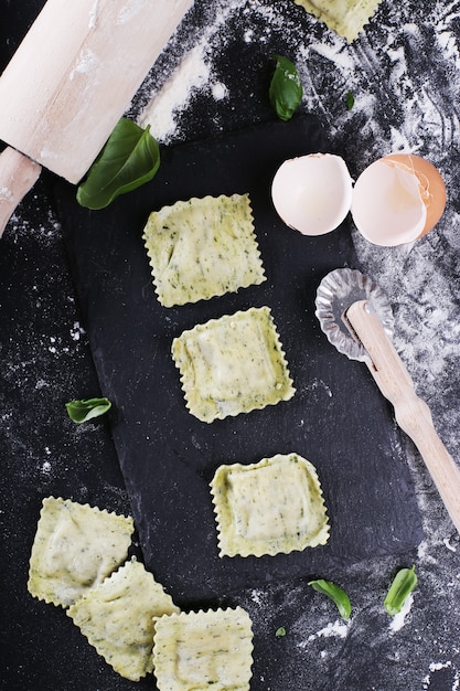 Raviolis faits à la main avec des feuilles de basilic