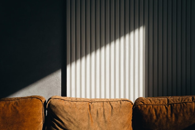 Photo gratuite un rayon de soleil sur un mur texturé dans une pièce