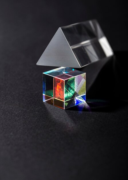 Rayons lumineux colorés dans le concept abstrait de prisme