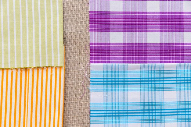Rayures colorées et tissu à motif de lignes sur toile de sac unie