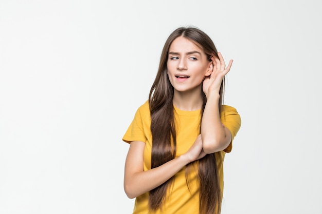 Réaction de la jeune femme sur quelque chose entendu isolé sur mur blanc