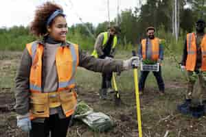 Photo gratuite reboisement fait par un groupe de bénévoles