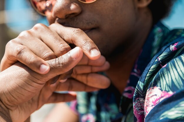 Recadrer un homme noir avec les mains ensemble au soleil