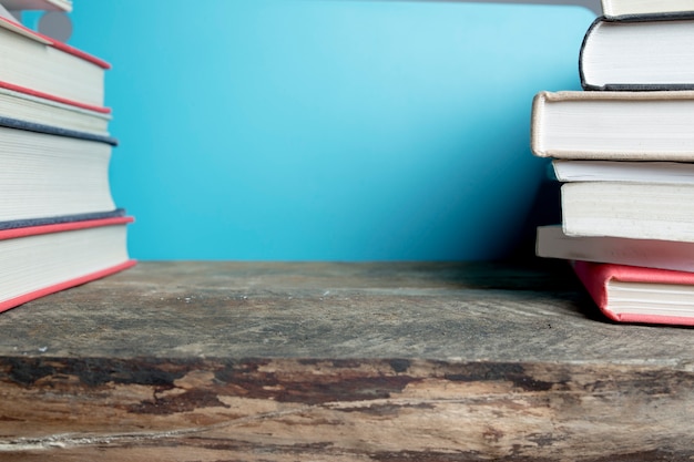 Recadrer des livres sur une table en bois