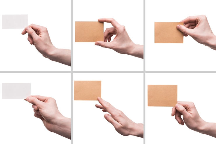 Photo gratuit recadrer les mains avec des cartes de visite