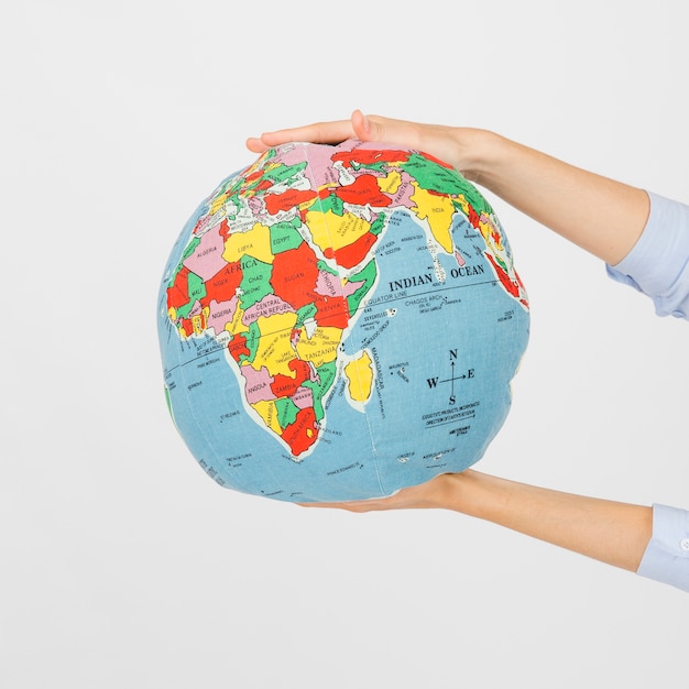 Photo gratuite recadrer les mains avec un globe