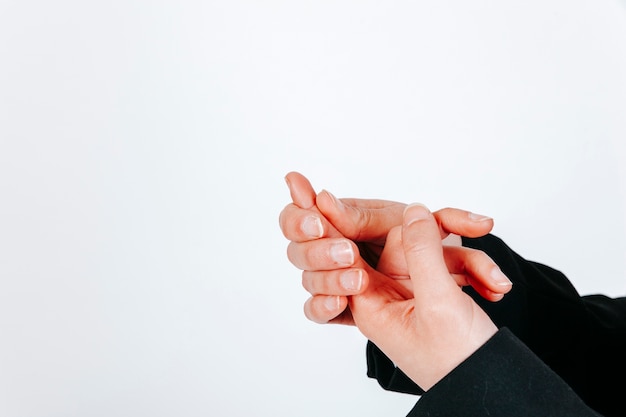 Recadrez les mains féminines avec la douleur dans le doigt