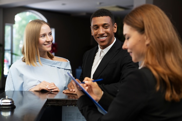 Photo gratuite réceptionniste en costume élégant au travail avec le client