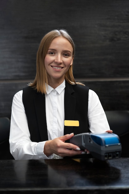 Photo gratuite réceptionniste en costume élégant pendant les heures de travail