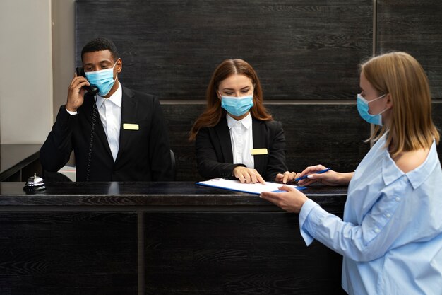 Réceptionnistes en costumes élégants pendant les heures de travail