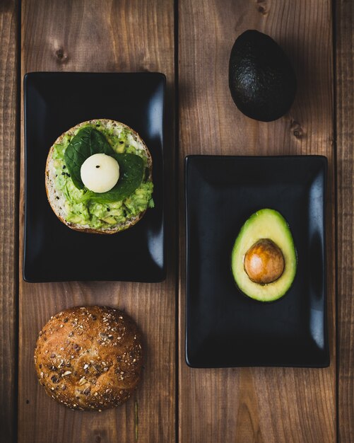 Recette d'avocat et de pain grillé avec du guacamole