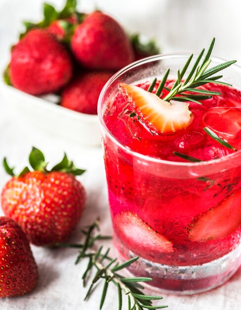 Recette de l&#39;eau infusé aux fraises et au romarin