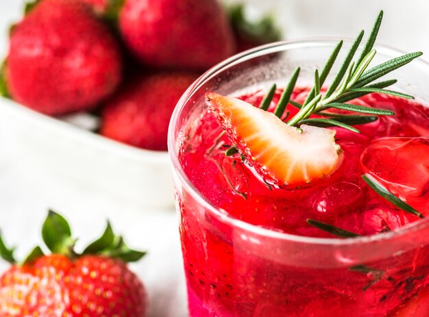 Recette eau infusée au romarin fraise