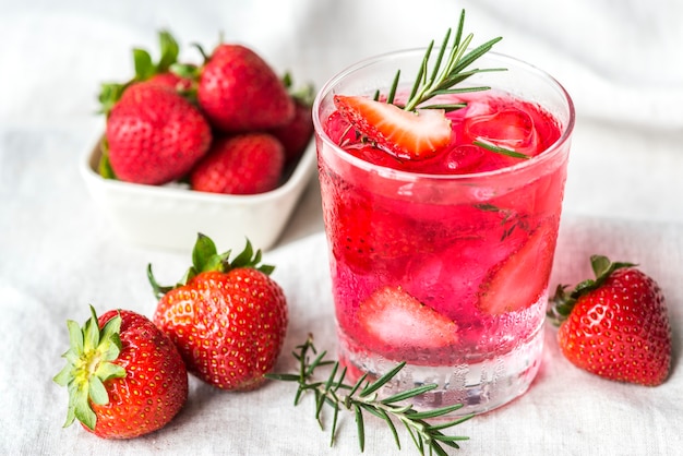 Recette eau infusée au romarin fraise