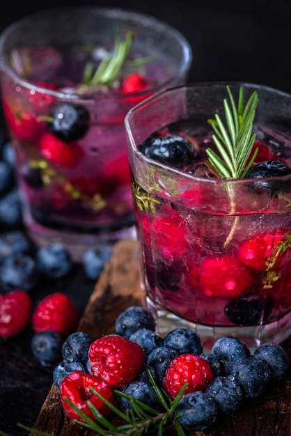 Photo gratuite recette de l'eau infusée de baies mélangées