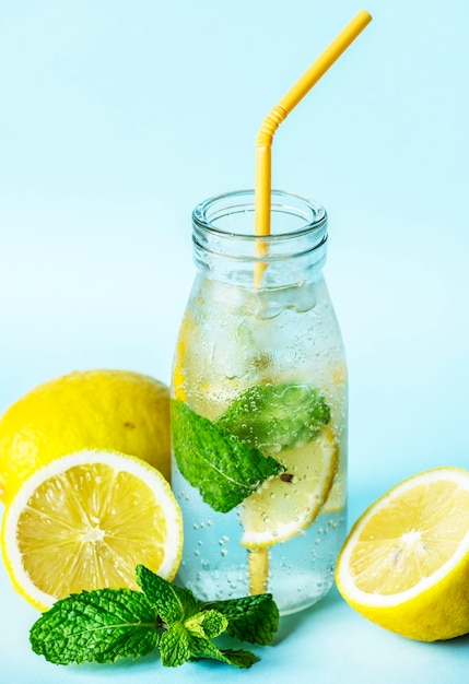 Recette d&#39;eau infusée à la menthe et au citron