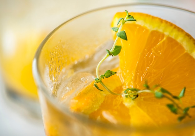 Recette eau infusée à l&#39;orange et au thym