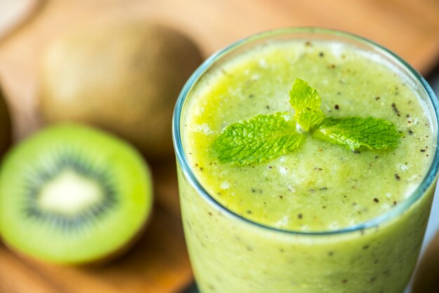 Recette d&#39;été de smoothie kiwi sain