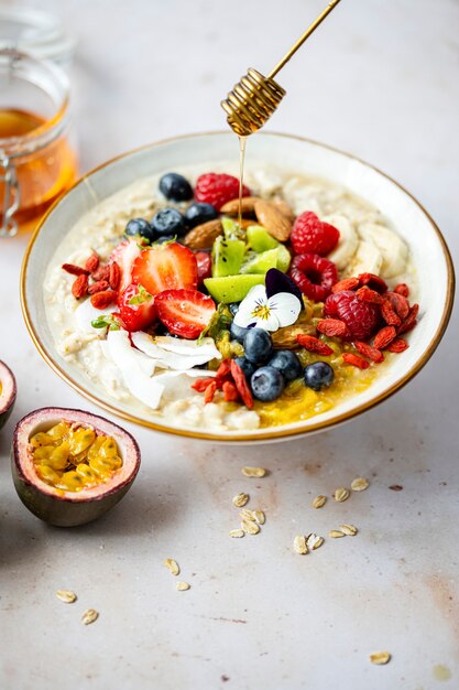 Recette de farine d'avoine saine avec des fruits et des noix