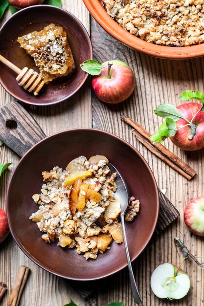 Recette maison crumble aux pommes sur table en bois à plat