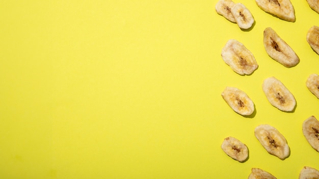 Recette en vue du haut avec de la banane plantain