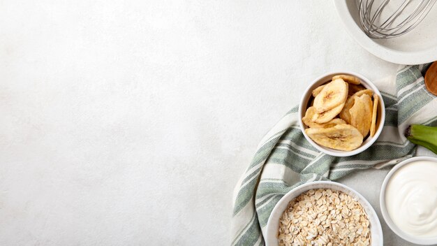 Photo gratuite recette en vue du haut avec de la banane plantain