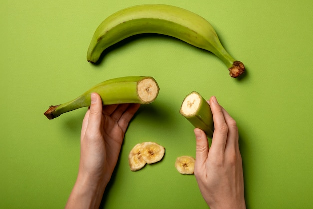 Recette en vue du haut avec de la banane plantain