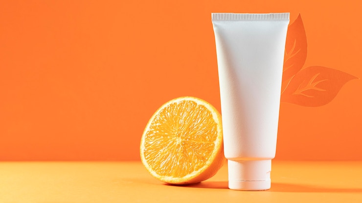 Photo gratuit récipient cosmétique blanc avec orange