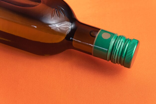 Récipient d'huile d'olive sur fond orange