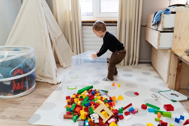 Récipient de tenue d'enfant plein coup