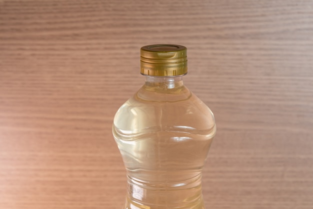 Récipient de vinaigre sur le fond en bois